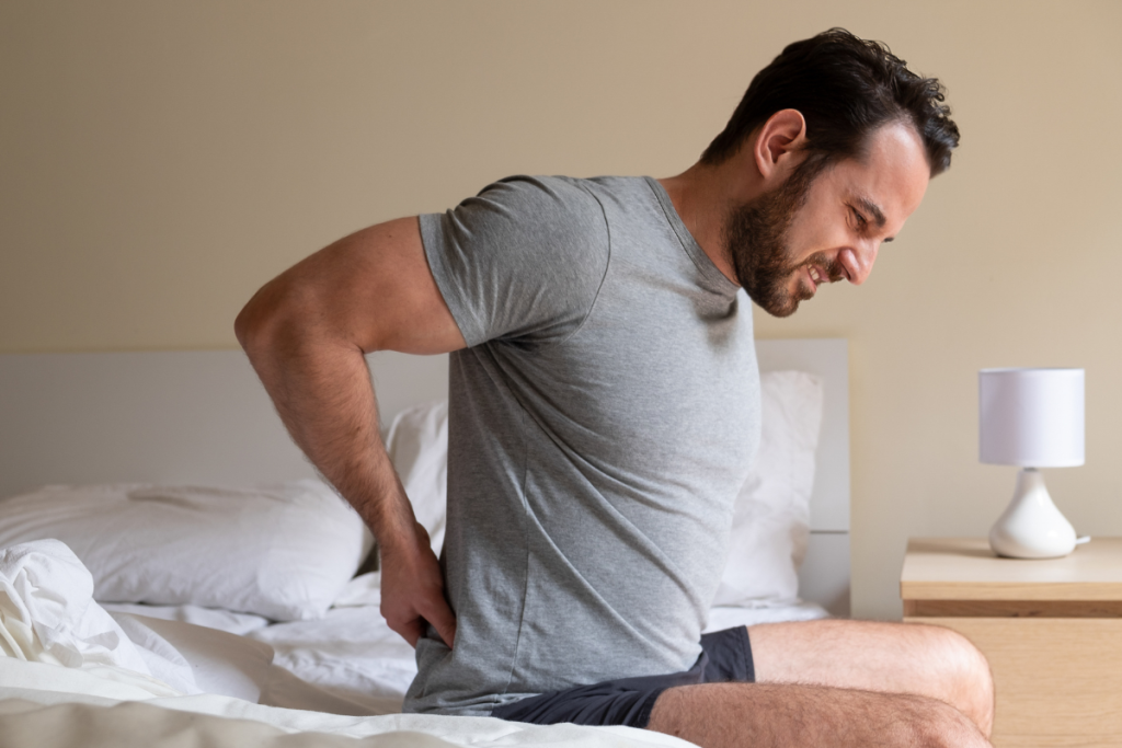 man wordt wakker met rugpijn na slapen
