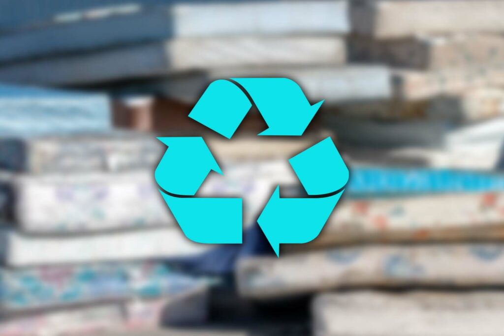 Oude matrassen stapel + recycle
