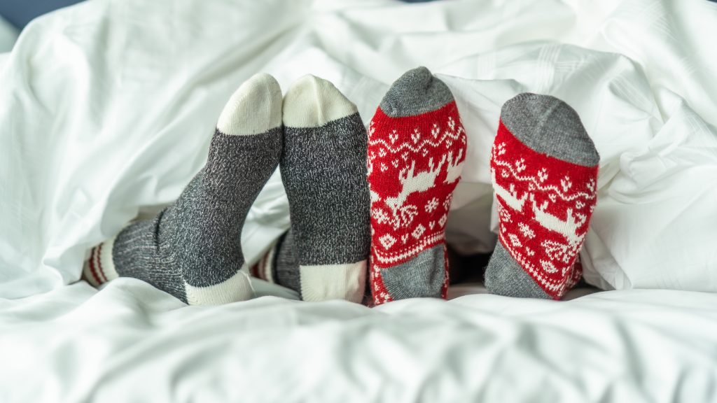 koppel sokken aan in bed