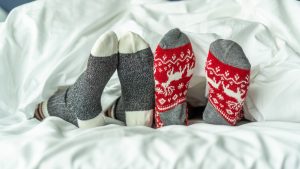 koppel sokken aan in bed