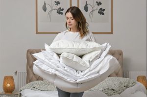 vrouw met dekbed in haar handen