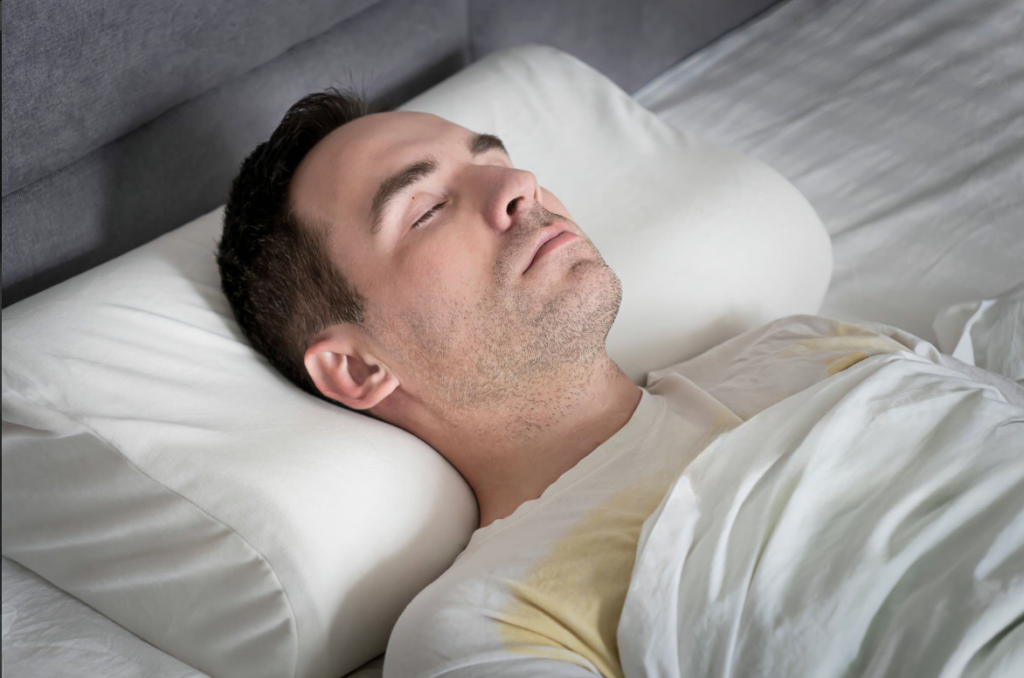 man slaapt op ergonomisch kussen