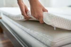 topper verschuift op matras