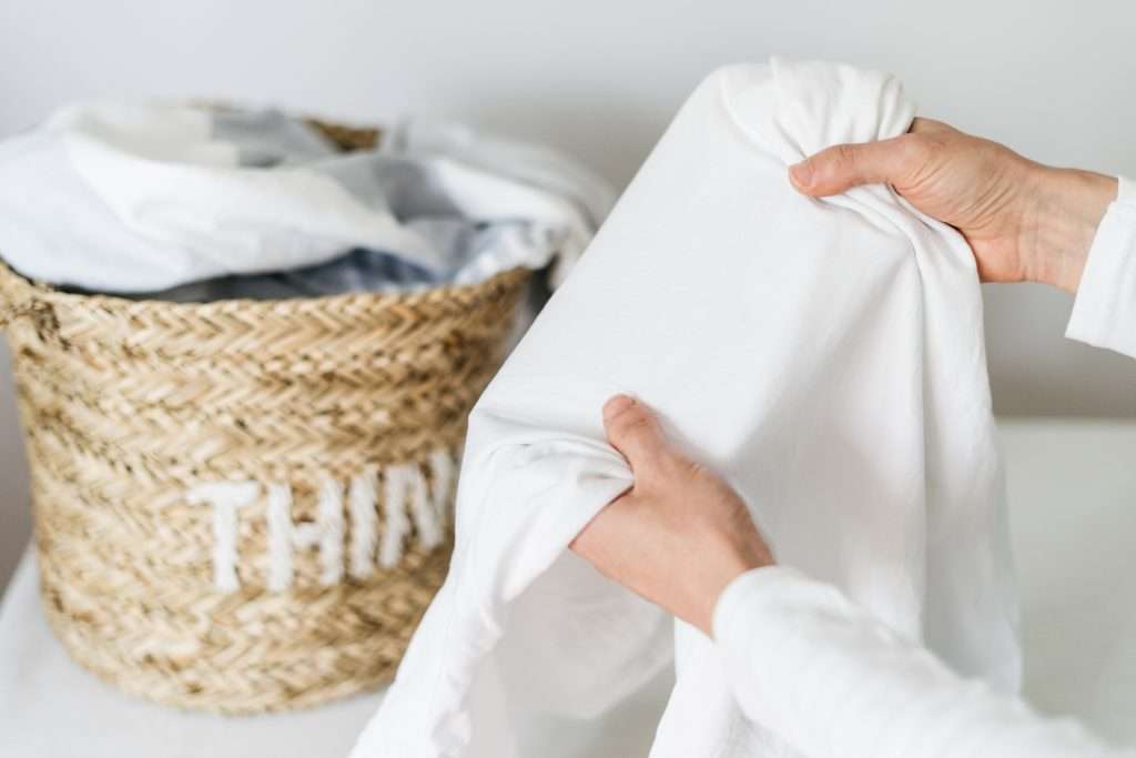 vrouw heeft vlekken uit dekbed verwijderd