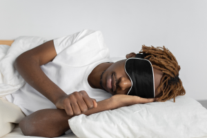 man slaapt met slaapmasker